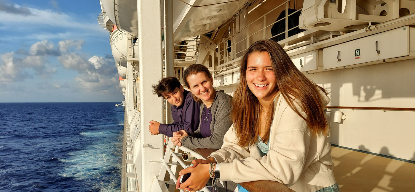 Image: Family enjoying a cruise. (Photo Credit: vallejo123/Adobe)