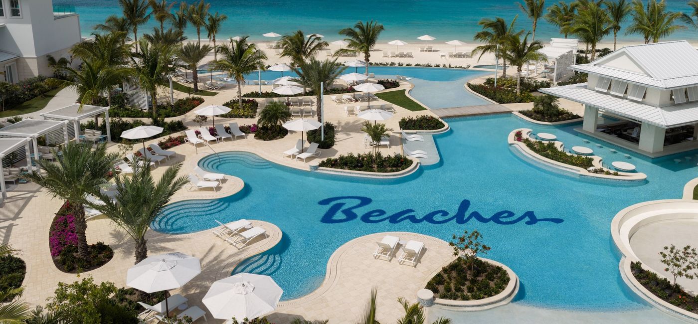 Image: La piscine de style lagon de près de 1 400 mètres carrés du Treasure Beach Village (Source: Courtesy Beaches Resorts)