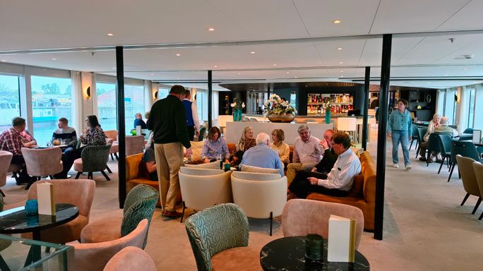 The Panorama Bar and Lounge aboard Amadeus Riva. The Panorama Bar and Lounge aboard Amadeus Riva.