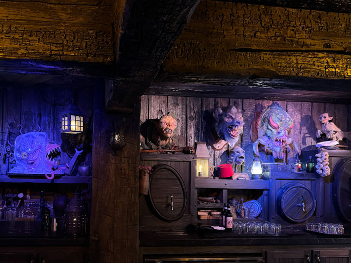Burning Blade Tavern im Dark Universe im Universal Orlando Resort's Epic Universe Burning Blade Tavern im Dark Universe im Universal Orlando Resort's Epic Universe