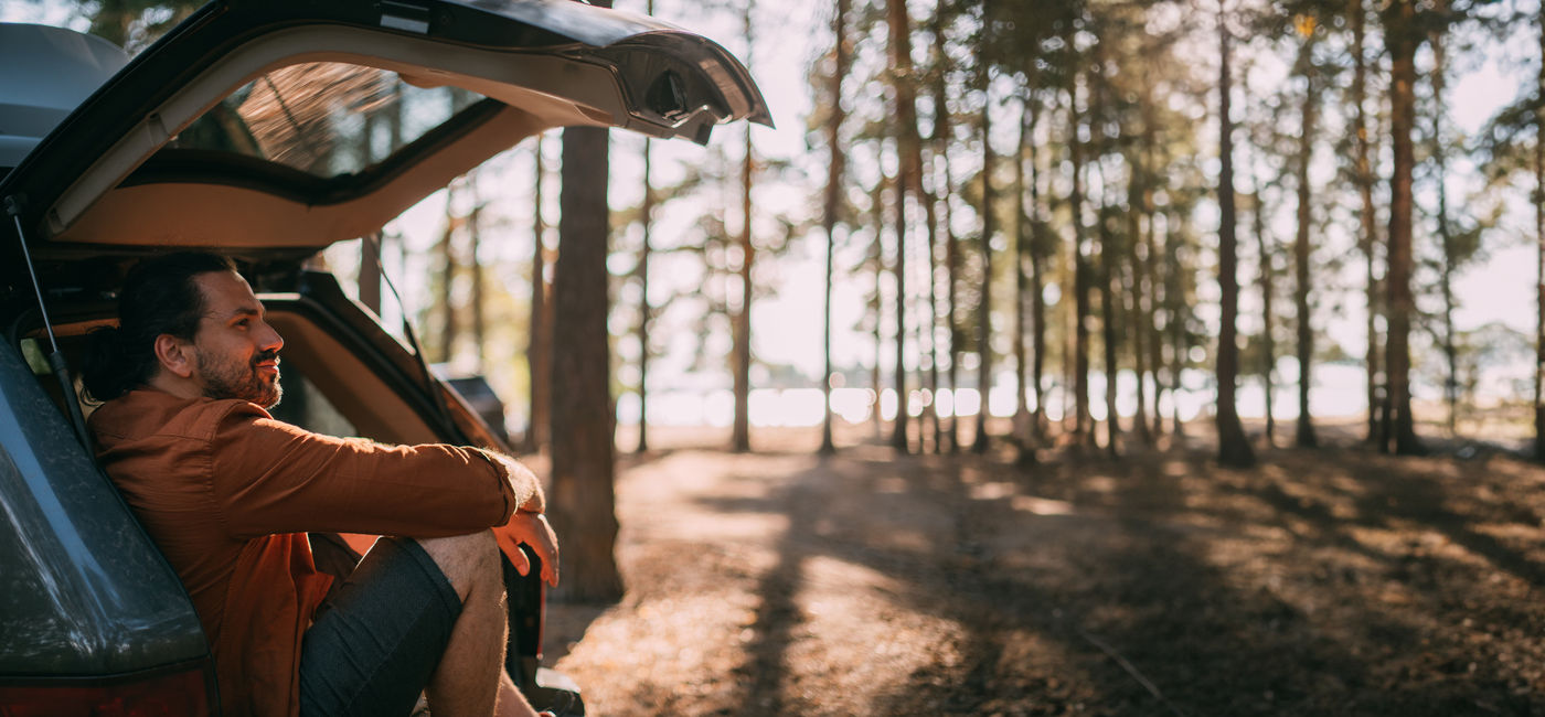 Image: Solo road tripper takes in the scenery. (Photo Credit: Anna/Adobe)