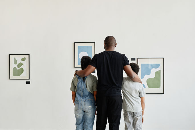 Familie genießt Ausstellung in einem Kunstmuseum. 