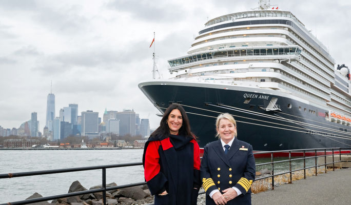 Königin Anne im New Yorker Hafen mit Cunard -Präsident Katie McAlister und Captain Inger Thorhauge
