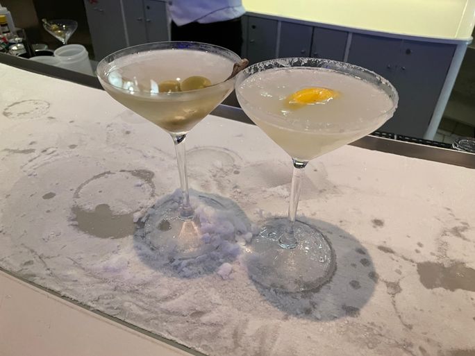 Martinis an der eisbedeckten Bar auf der Celebrity Reflection