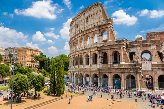 Kolosseum mit klarem blauen Himmel und Wolken in Rom, Italien