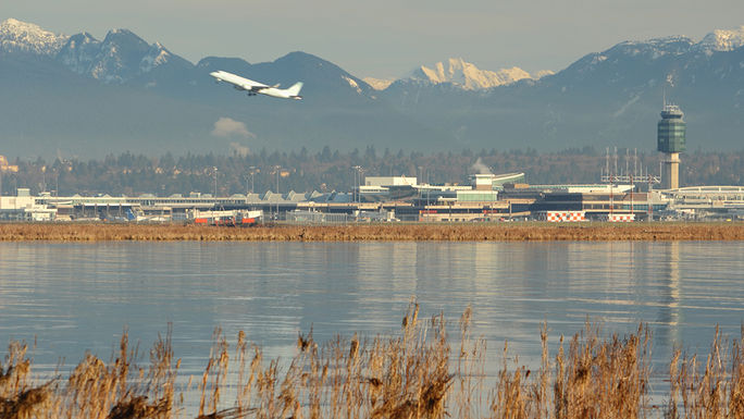 PHOTO: Airlines continue to blast a proposal to privatize Canada's airports. (Photo courtesy of Thinkstock)