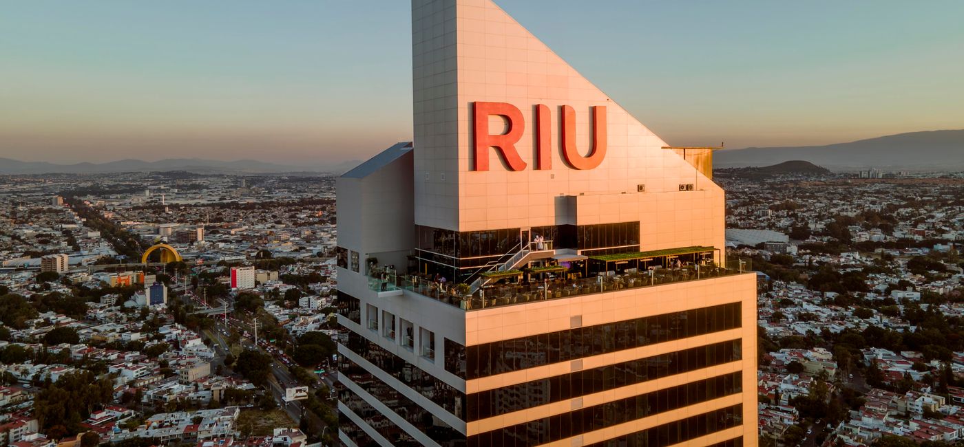 Image: 360º Rooftop Bar at the RIU Plaza Guadalajara Hotel (Photo Credit: RIU Hotels & Resorts) RIU Plaza Guadalajara Rooftop