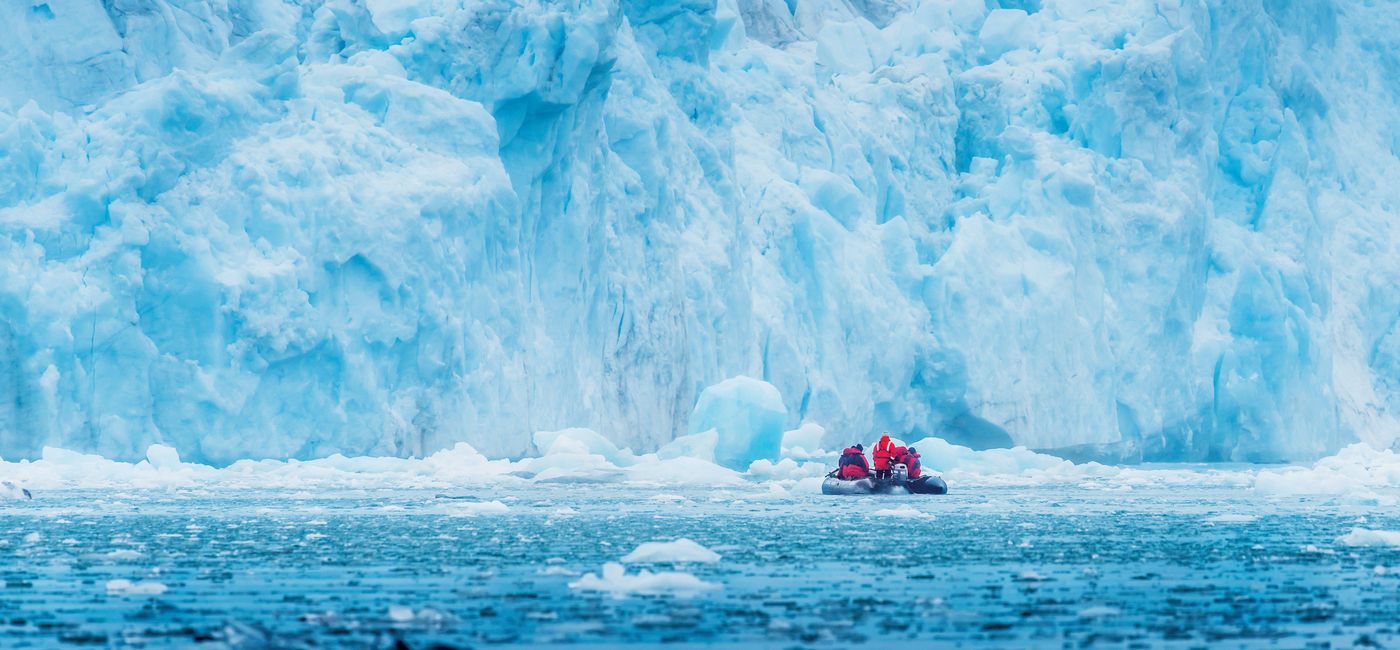 Image: Les voyageurs d’A&K font une excursion pour voir un glacier à Spitsberg, Svalbard. (Source: (photo via Richard Harker))