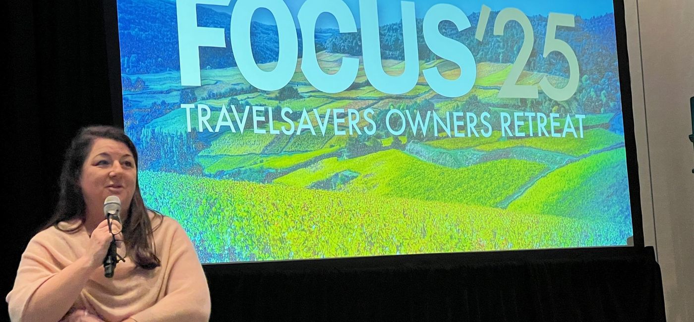 Image: Nicole Mazza, Chief Marketing Officer at TRAVELSAVERS, welcomes attendees during the Focus25 opening session. (Photo Credit: Mexican Caribbean Tourist Board)