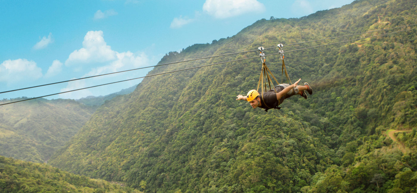 Image: Quelqu'un fait de la tyrolienne au parc d’aventure Toro Verde (Source: Discover Puerto Rico)