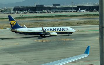 Ryanair plane, airplane, runaway, tarmac,