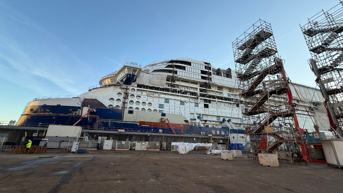 Blick auf Promi Xcel im Trockendock in Saint-Nazaire, Frankreich. Blick auf Promi Xcel im Trockendock in Saint-Nazaire, Frankreich.
