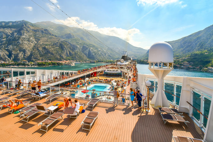 Blick auf die Spitze eines Kreuzfahrtschiffes, Oberdeck eines Kreuzfahrtschiffes, Pooldeck eines Kreuzfahrtschiffes