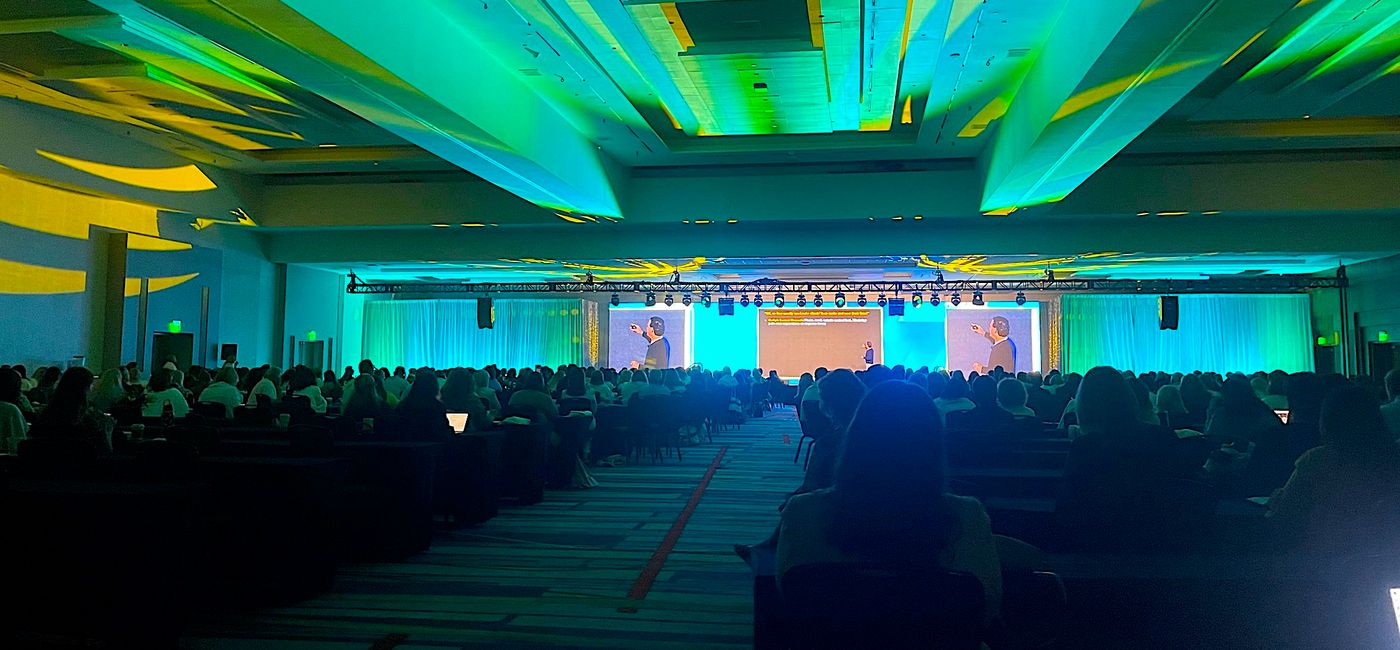 Image: Travel Market general session with 900 attendees (Photo Credit: Lark Gould)