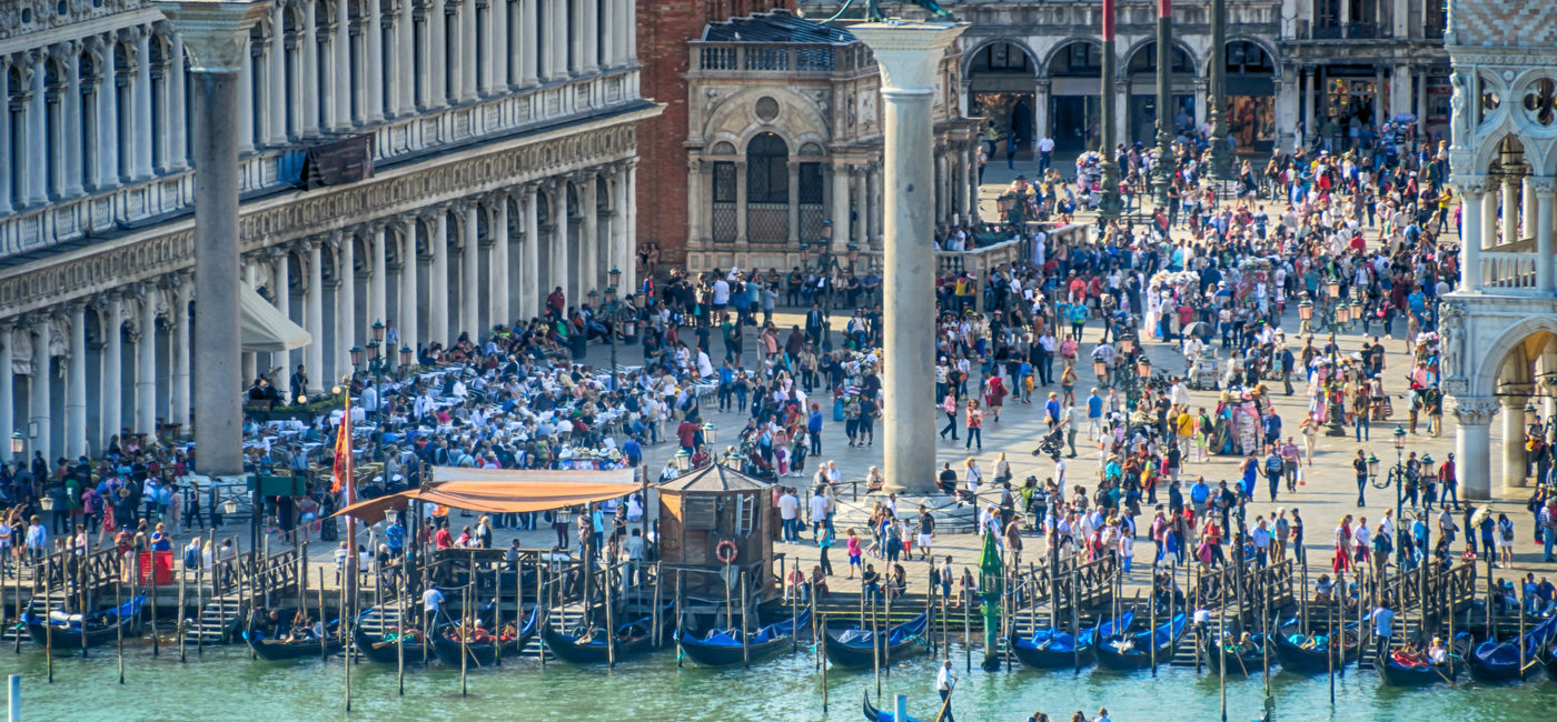 Image: Crowds in Venice, Italy (Photo Credit: Lichtwolke99 / Adobe Stock)