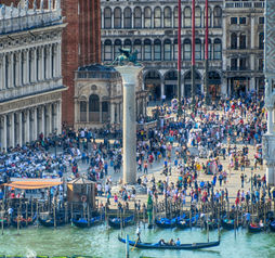 Crowds in Venice, Italy, travel, crowd, people, travelers, overtourism, over tourism,