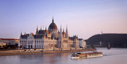 AmaSonata in front of the Budapest Parliament building
