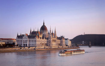 AmaSonata in front of the Budapest Parliament building