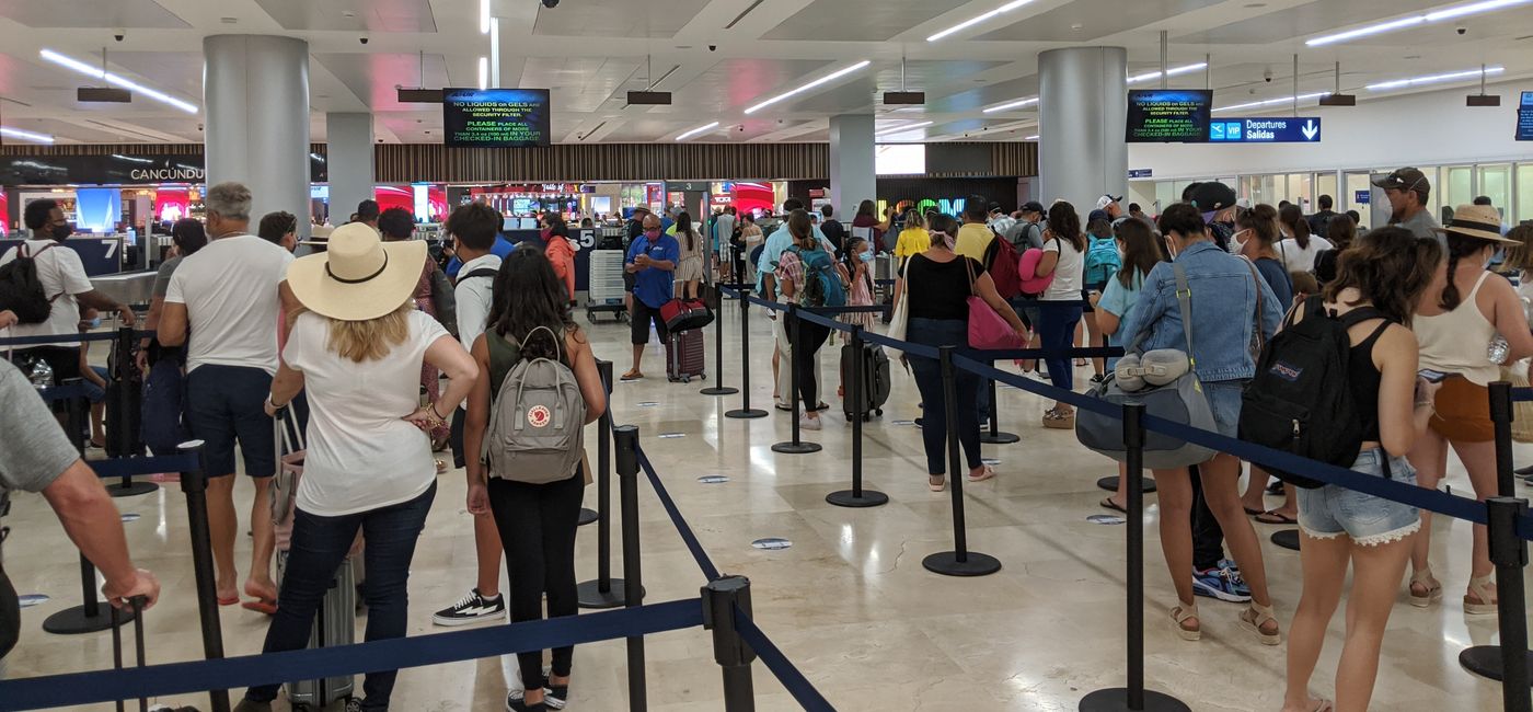 Image: Depuis des années, l’aéroport de Cancún fait l’objet de critiques concernant les longues files d’attente et la qualité inégale du service (Photo Credit: Eric Bowman)