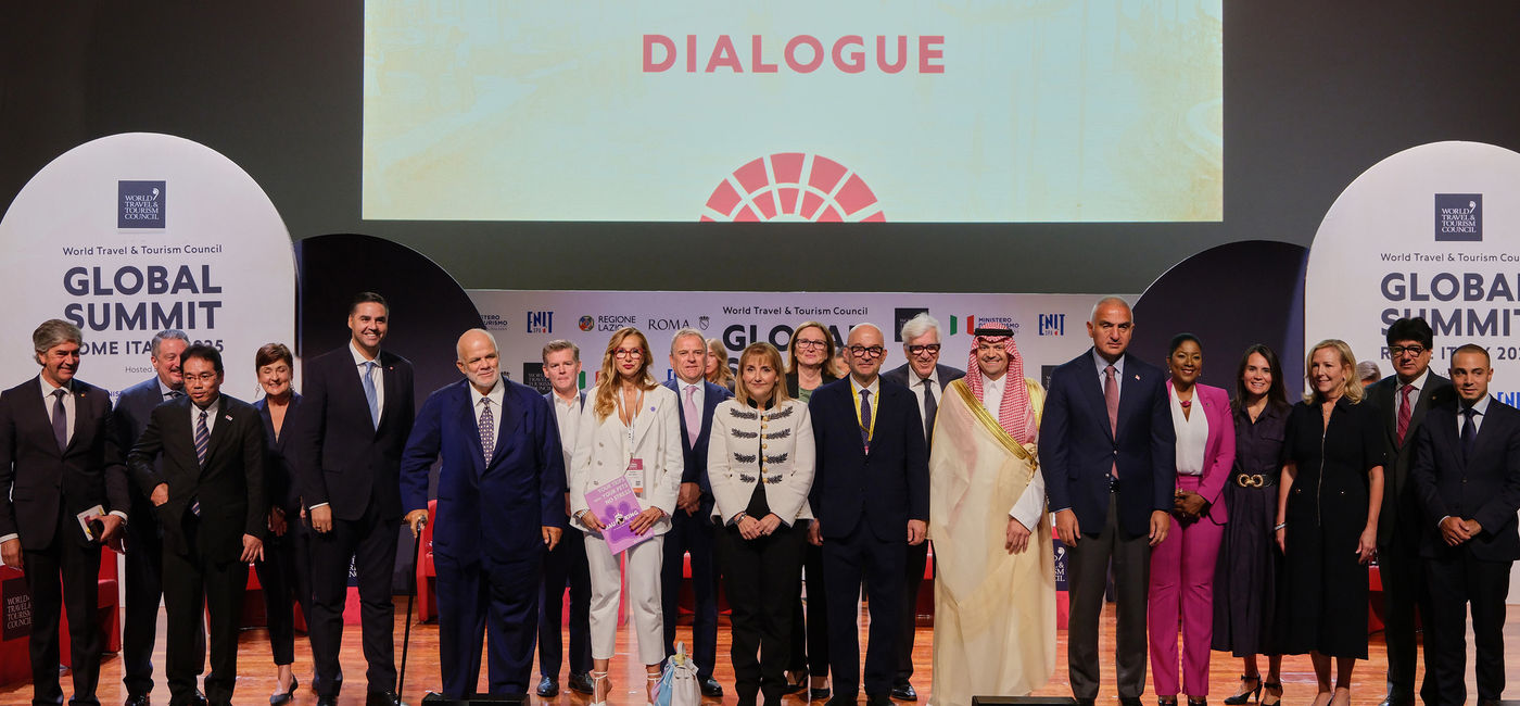 Image: Photo de groupe du Forum des leaders mondiaux lors de la première journée du Sommet du WTTC de cette année à Rome (Source: WTTC)