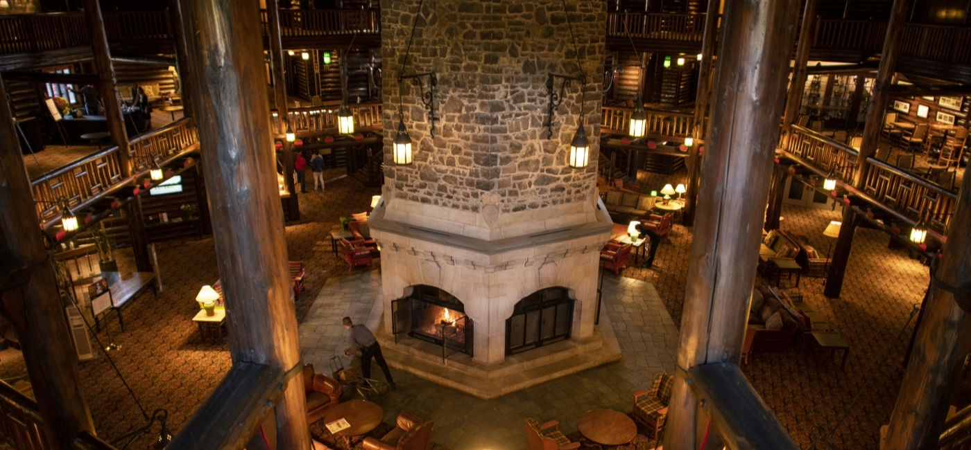 Image: La grande cheminée de pierre dans le hall du Fairmont Le Château Montebello (Photo Credit: Gaëlle Leroyer)