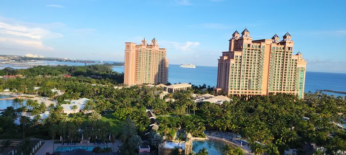 Atlantis Paradise Island con crucero al fondo