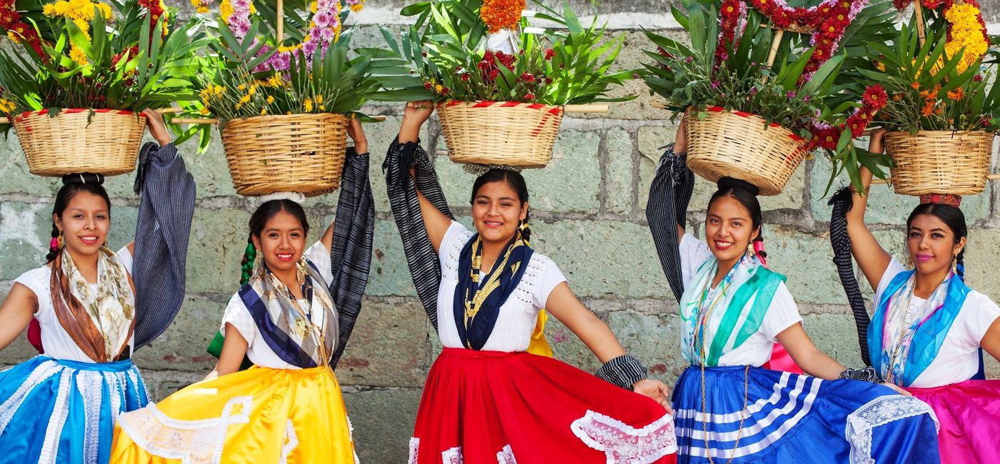 Image: Quelques femmes d’Oaxaca en tenue traditionnelle colorée (Photo Credit: Michael Kompanik)