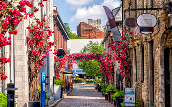 Alleys and cobblestone roads in Old Montreal