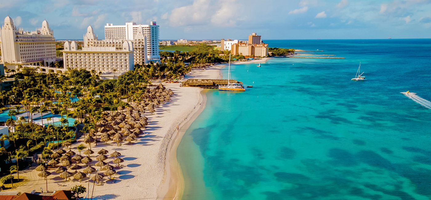 Image: Aerial image of the Hotel RIU Palace Aruba.