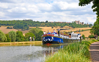 L'Impressioniste cruising past Chateauneuf