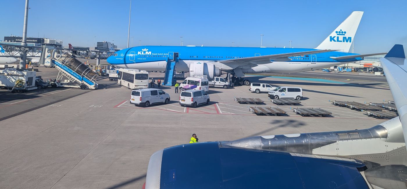 Image: La membre d'équipage de KLM a été prise en charge par des équipes médicales à son domicile de Haarlem (Photo Credit: Eric Bowman)