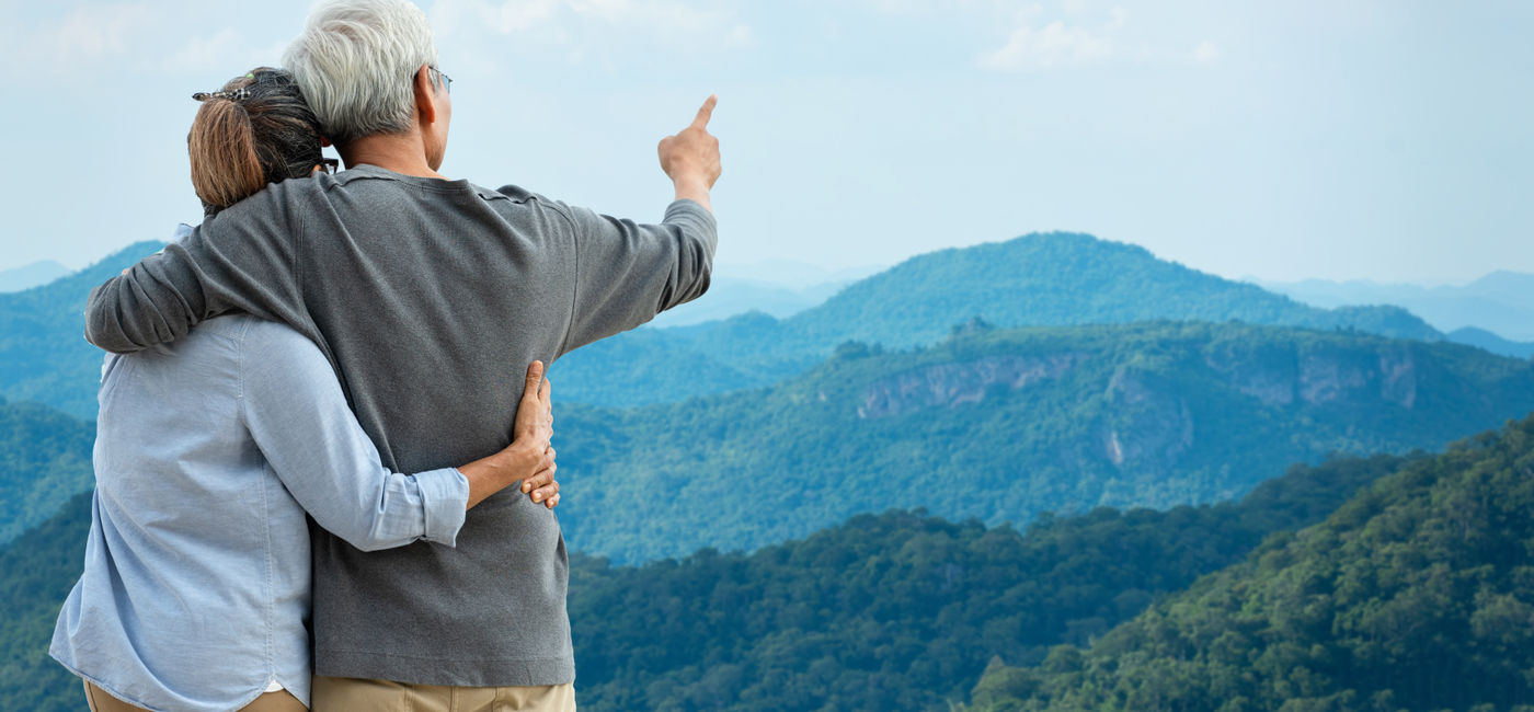 Image: Elderly couple traveling together (Photo Credit: freebird7977 / Adobe Stock)