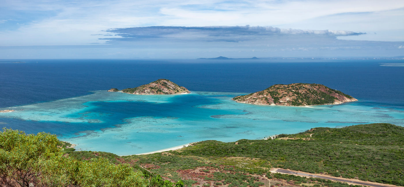 Image: Vue depuis le sommet de l’île Lizard, dans la Grande Barrière de corail australienne (Photo Credit: Adobe/Uwe)