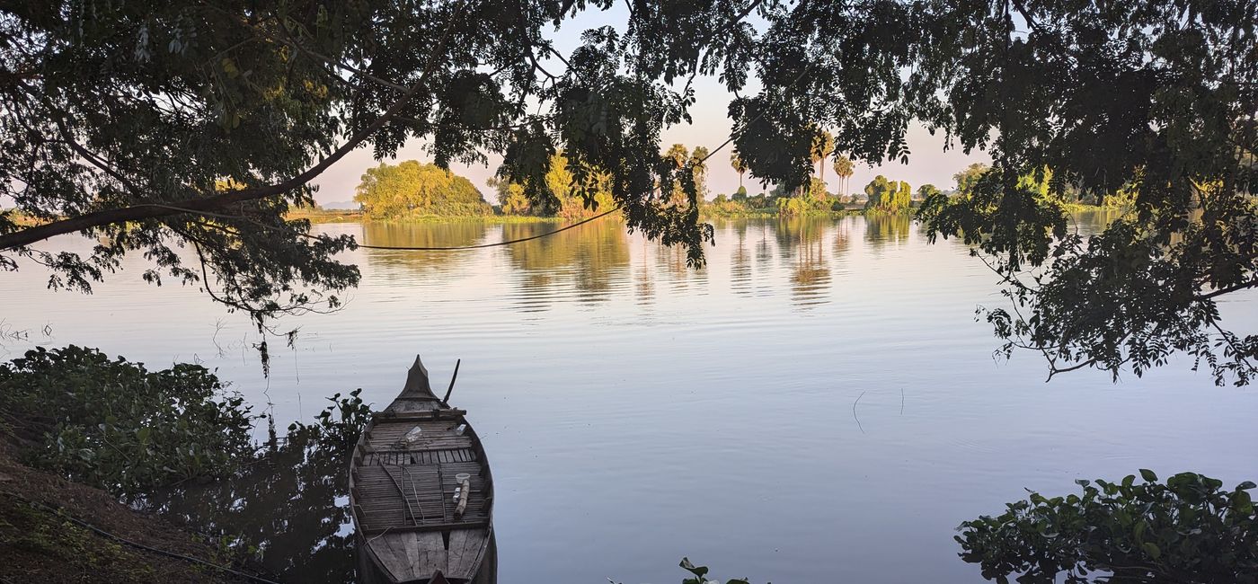 Image: Petit bateau sur la rive du Mékong, au Cambodge (Photo Credit: Bert Archer)