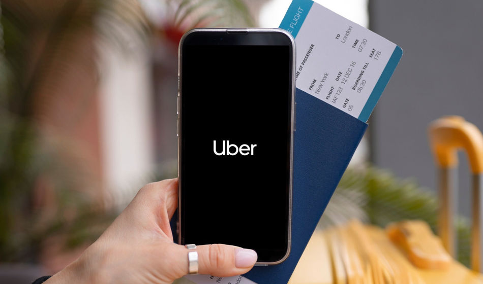 Traveler using the Uber app