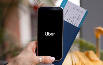 Traveler using the Uber app