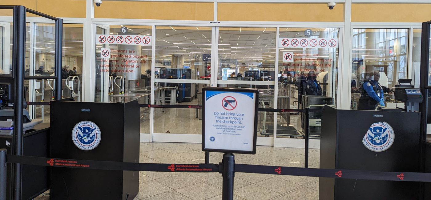 Image: No guns allowed sign at the airport (photo by Eric Bowman)
