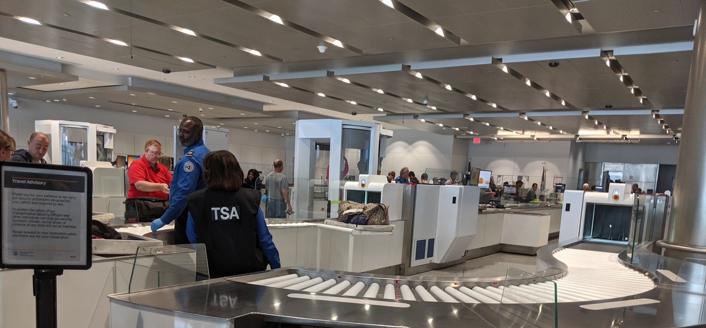 Image: File d’attente de sécurité de la TSA à l’aéroport intercontinental George-Bush de Houston, au Texas (Photo Credit: Eric Bowman)