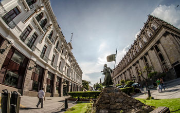 El centro histórico de Guadalajara tiene plazas coloniales y lugares emblemáticos que atraen al turismo cultural.
