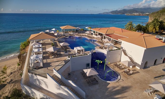 Der Hauptpoolbereich mit Blick auf den Ozean im Royalton Grenada Resort. Der Hauptpoolbereich mit Blick auf den Ozean im Royalton Grenada Resort.