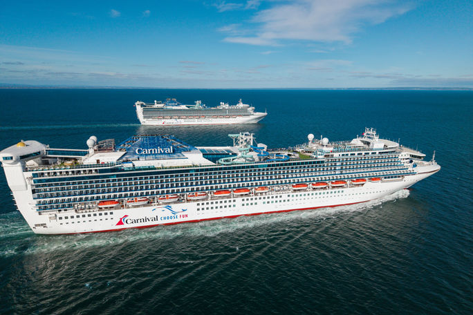 Die Begegnung mit Carnival Adventure und Carnival wird diesen Frühling und Sommer von Sydney und Brisbane aus segeln. Carnival Cruise Line, Karnevalsabenteuer, Karnevalsbegegnung, australische Schiffe