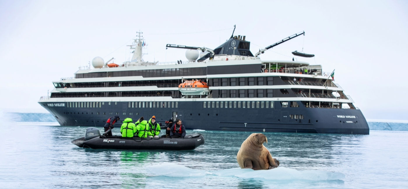 Image: Une expédition en Zodiac d’Atlas Ocean Voyages croise un morse sur un iceberg dans l’Arctique (Source: Atlas Ocean Voyages)