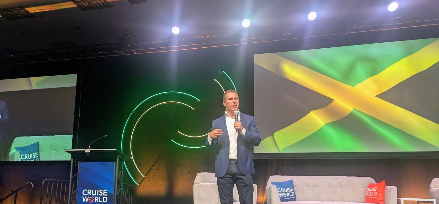 Image: Adam Stewart, président exécutif de Sandals, présente une mise à jour sur les efforts de rétablissement après l’ouragan à CruiseWorld (Photo Credit: Claudette Covey)