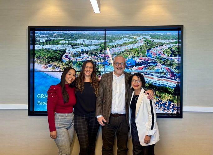 Eliana De Leon, Jennifer Lucas, Manuel Serrano and Nicole Perez at the Sunwing event.