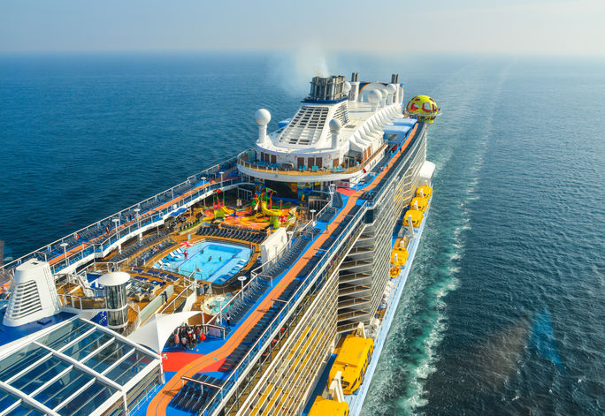 Eine verkleinerte Ansicht eines Kreuzfahrtschiffes Kreuzfahrtschiff, Oberdeck des Kreuzfahrtschiffes, Ausstattung des Kreuzfahrtschiffes