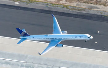 United Airlines Boeing 757 taking off