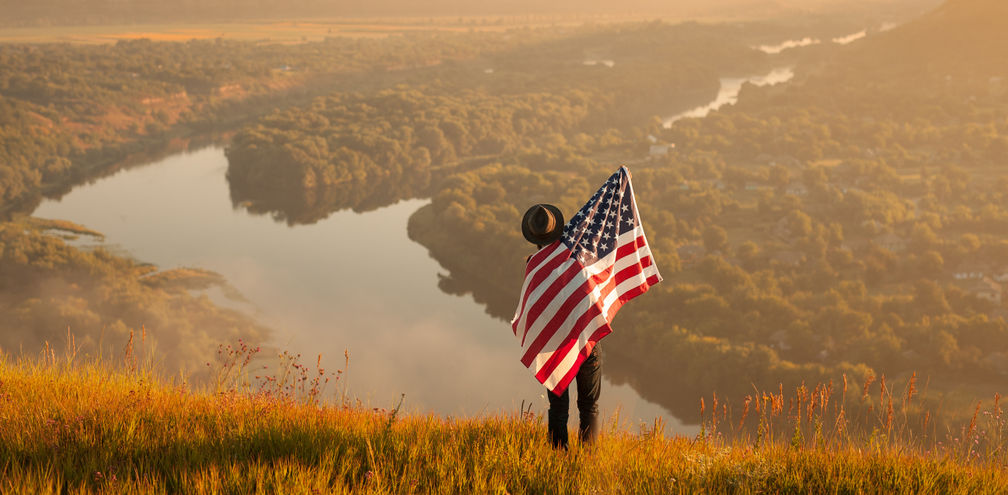 Traveler with USA flag.