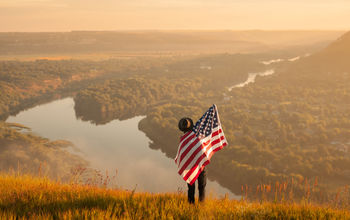 Traveler with USA flag.