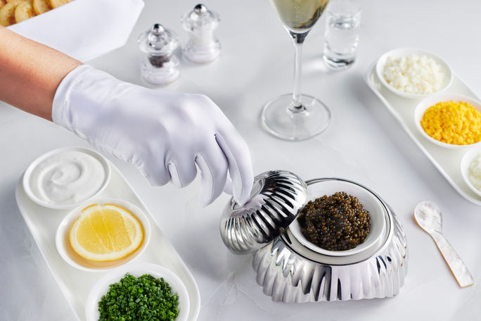 Emirates New Caviar Service Emirates New Caviar Service mit gravierter Schüssel