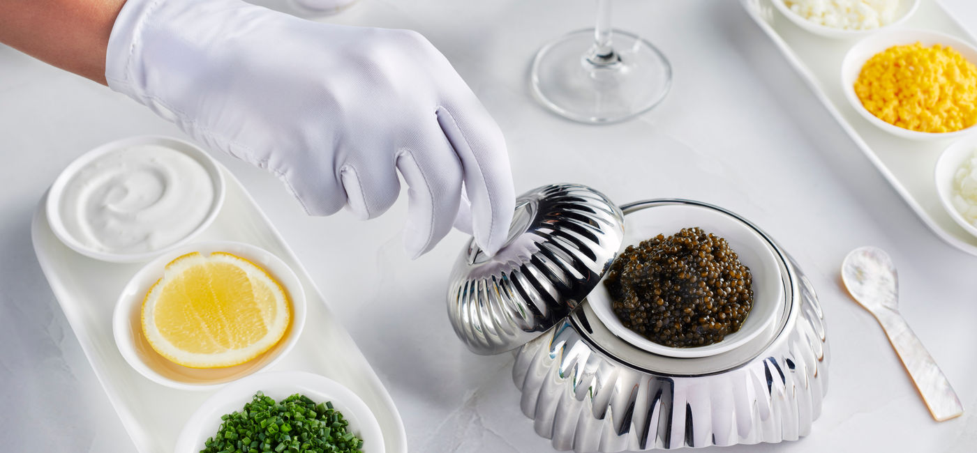 Image: Le nouveau service de caviar super chic d’Emirates, dans un bol gravé super chic aussi (Source: Courtesy Emirates)